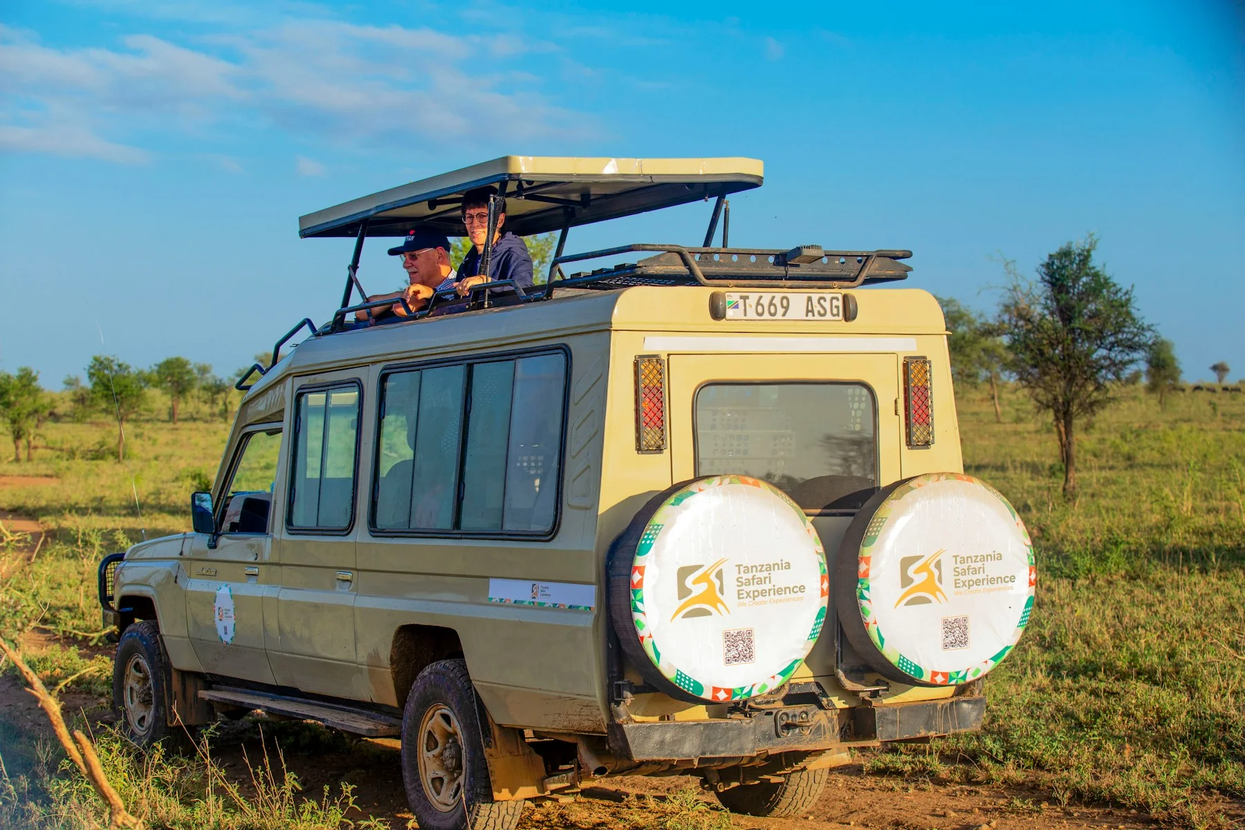 viaggiatori durante un tour safari in Kenya